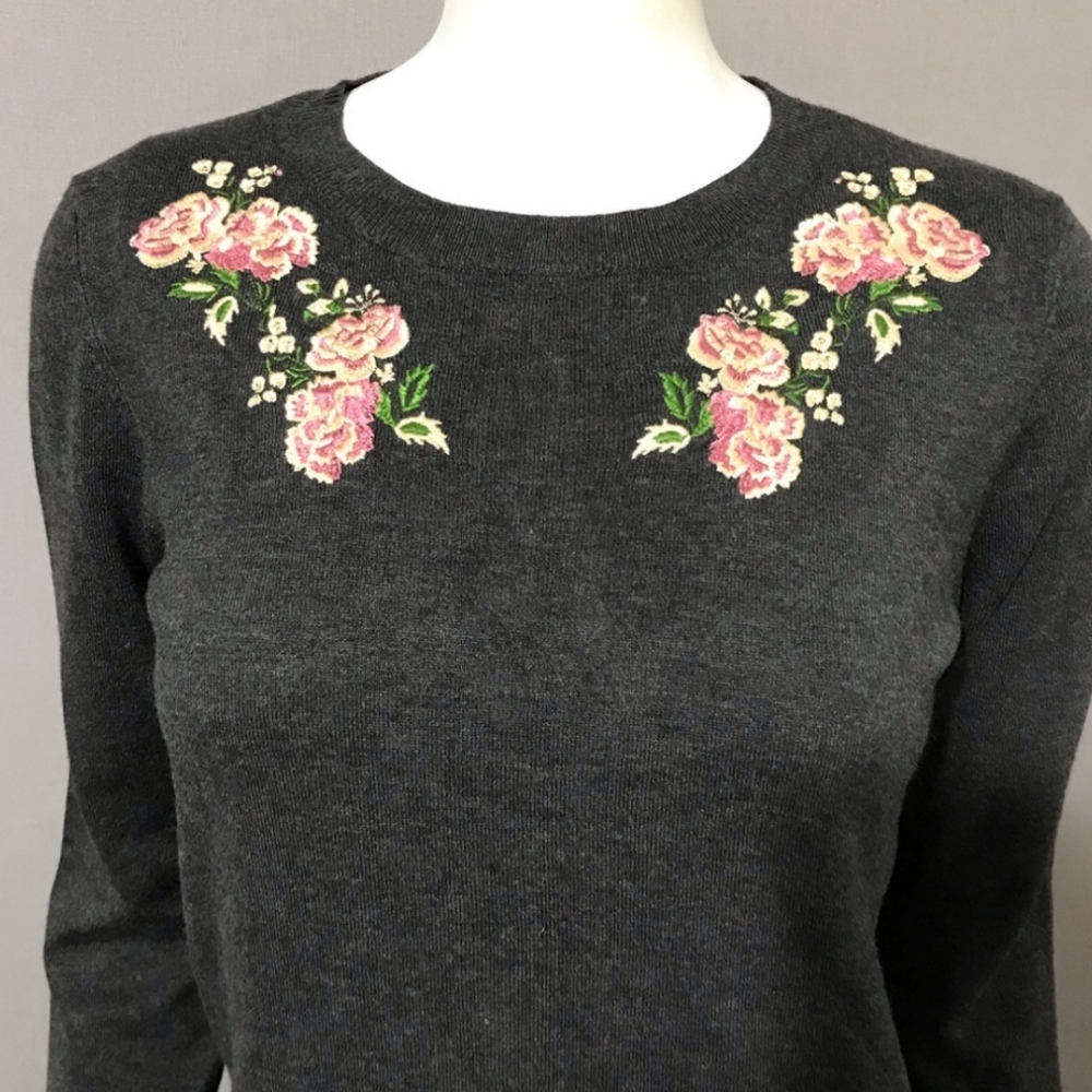 CABLE & GAUGE: Floral Embroidered Gray Sweater